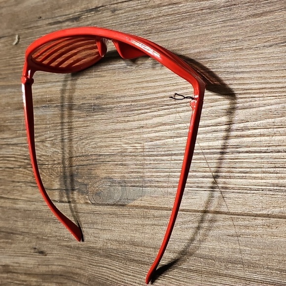2010s Uv Resistant Red Shutter Sunglasses - Picture 3 of 4